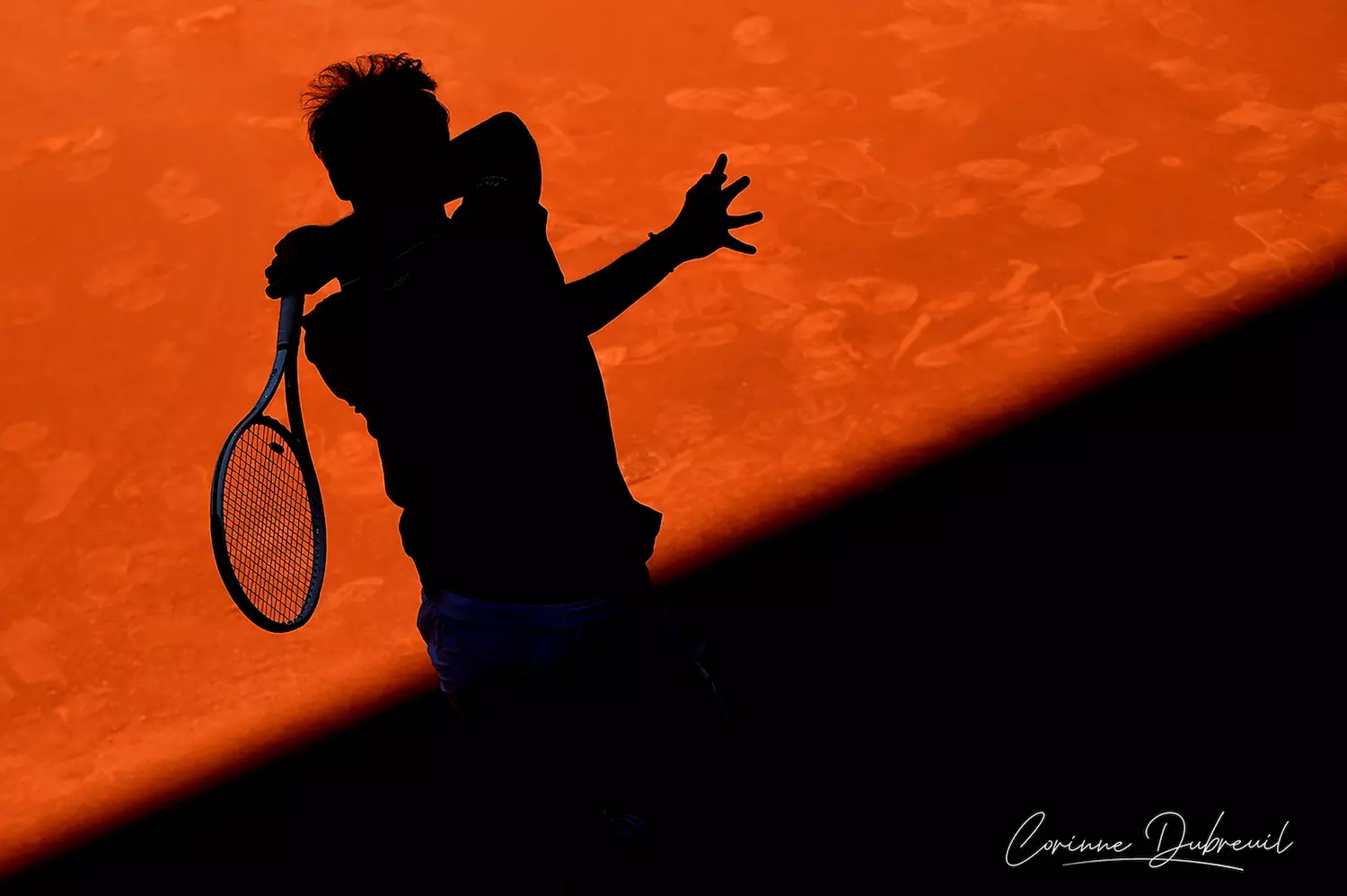 joueur tennis rétroéclairée par Corinne Dubreuil