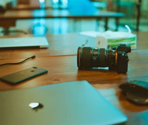 Appareil photo, ordinateur portable et téléphone sur une table