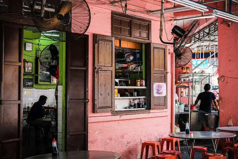 Photographie d'un restaurant avec des hommes à l'intérieur, prise par Masaki Okumura